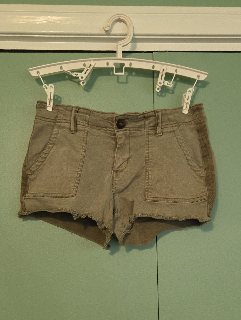Bke Women’s Olive Green Frayed Hem Casual Shorts Size 26